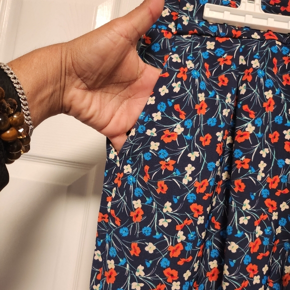 ATTENTION FLORAL CAPRI PANTS WITH POCKETS AND HAVE TO PUT A BELT TOO. - Picture 16 of 17